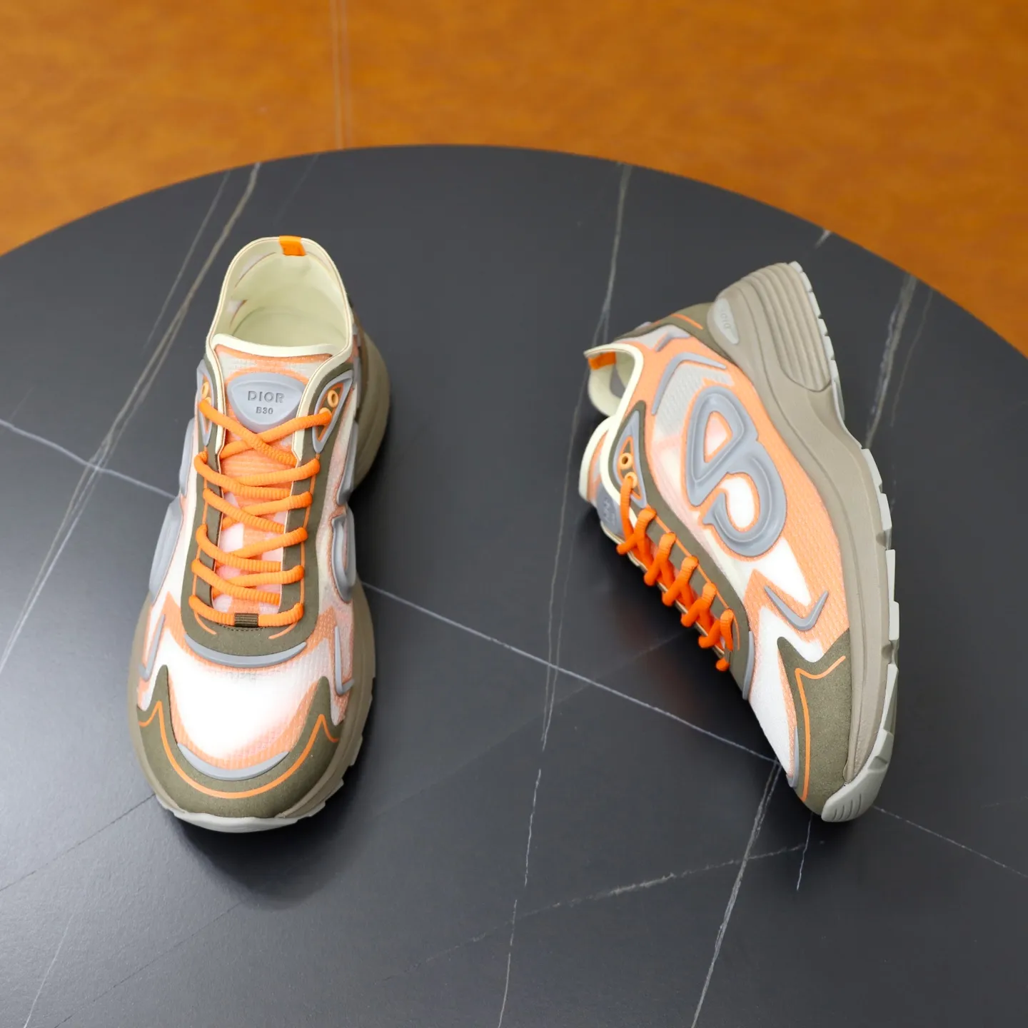 Ex-factory price: 560💰DIOR#B30 COUNTDOWN TECH shoes 1. Inspired by lighter running shoes this season 2. Made of multi-layer transparent nylon upper, futuristic 3. CD30 rubber logo on the tongue/heel to highlight the brand style 4. Equipped with ultra-light foam midsole for the ultimate comfortable wearing experience 5. The entire series uses WELDED (seamless bonding) technology to ensure durability and lightness 6. Full size dopamine color matching, 39-45 (38, 46 customized)